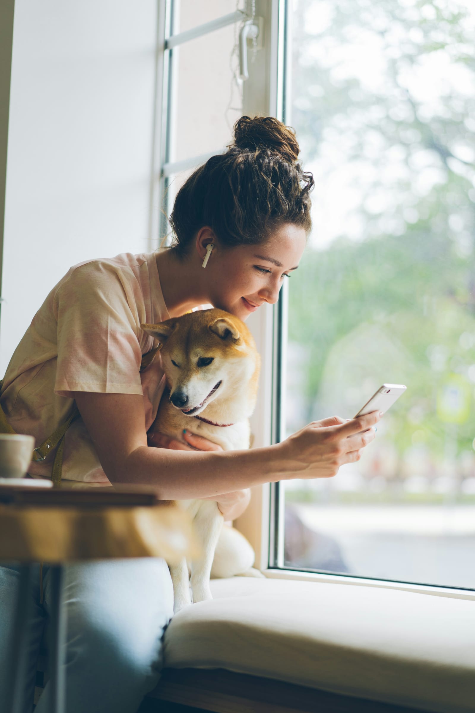 Dueña usando la app con su shiba