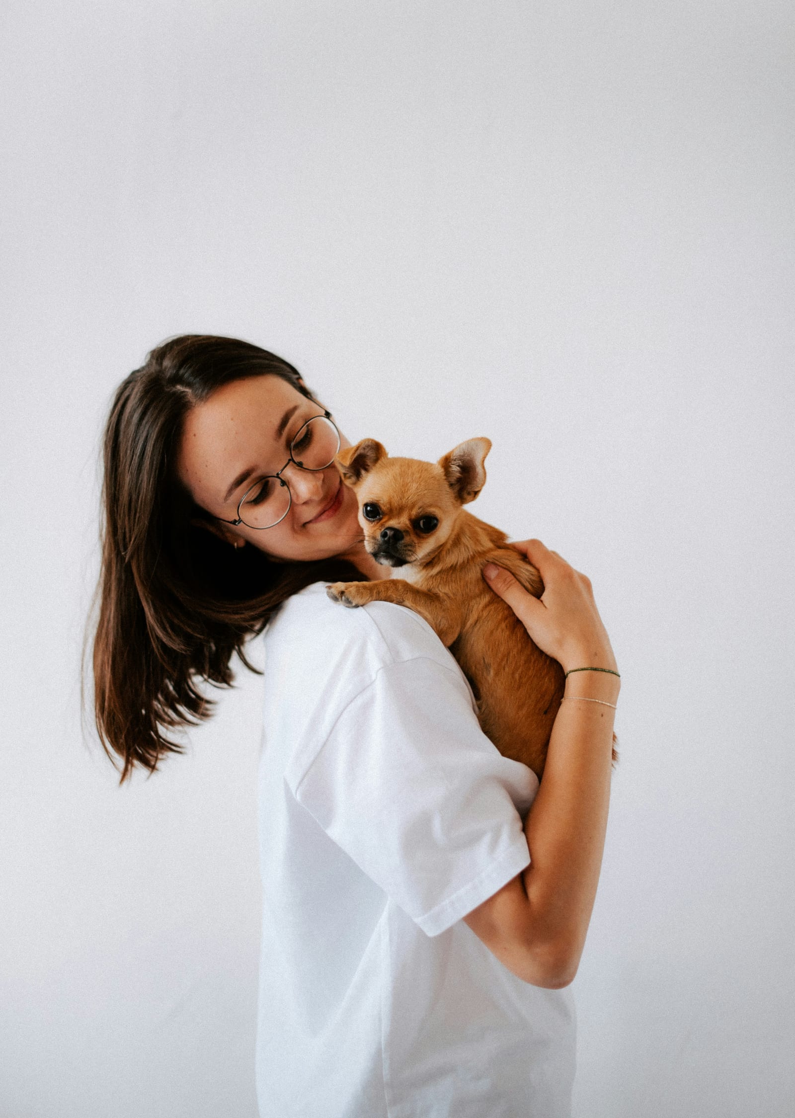 Dueña abrazando a su cachorro chihuahua