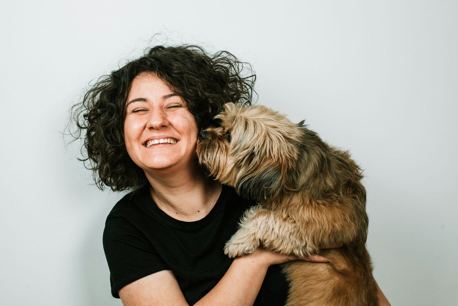 Dueña riendo con su perro grande