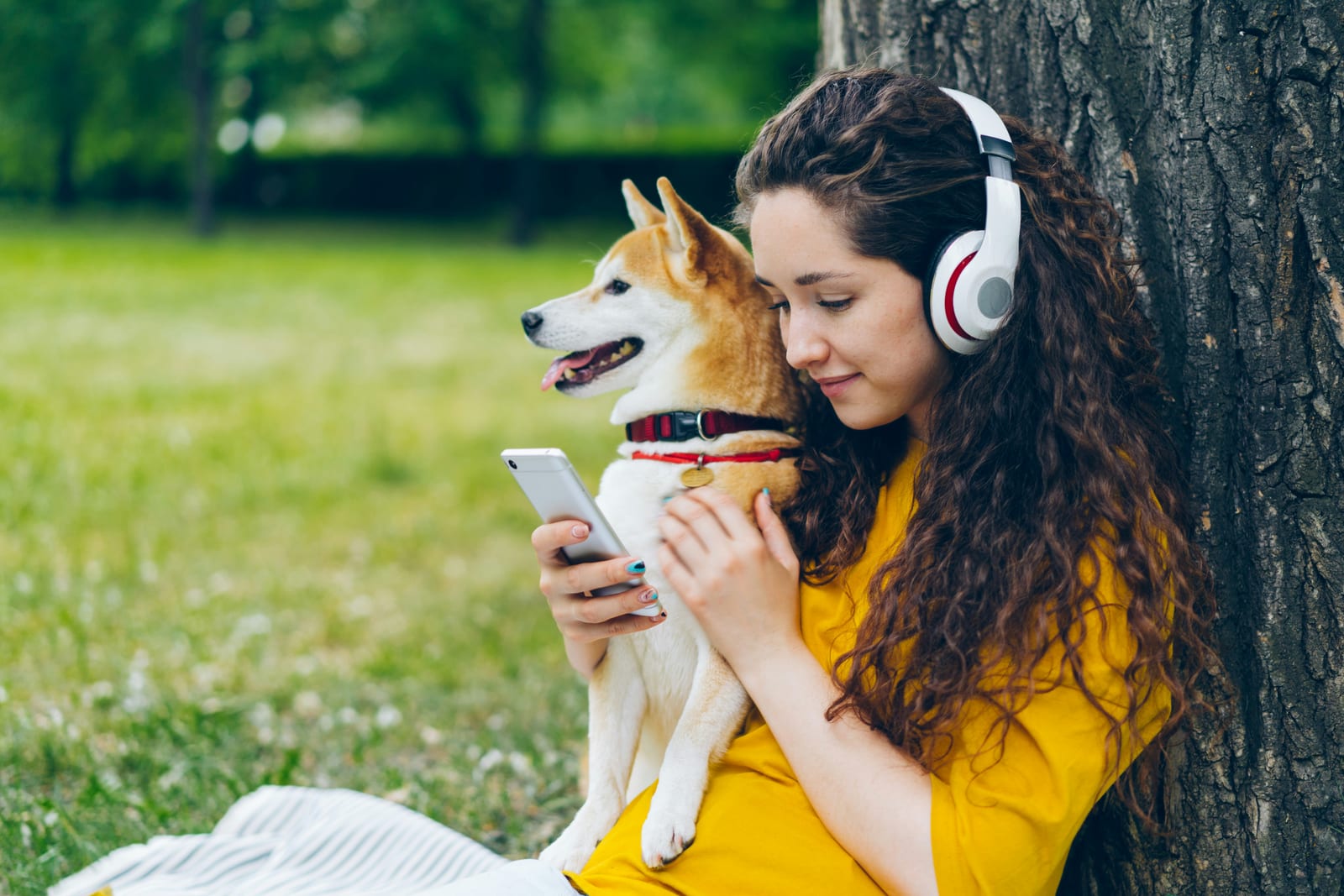 Dueña con su shiba en el parque